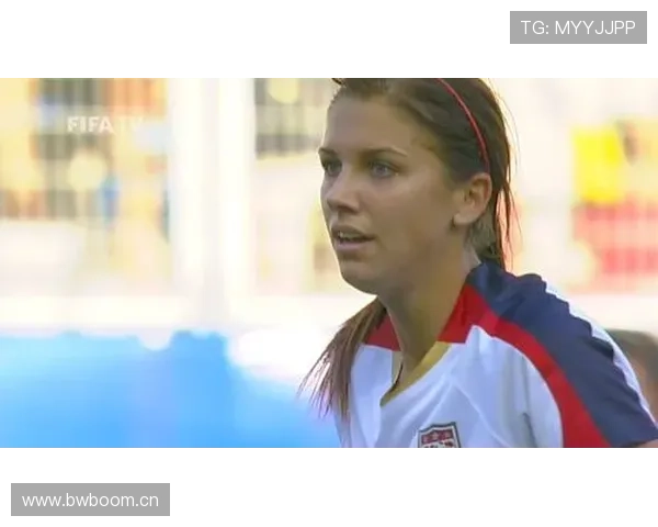 亚历克斯·摩根在家练完核心顺手给女儿做了三明治，这妈当的比我的健身教练还狠