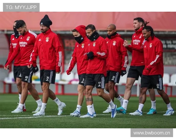 皇马欧冠争冠压力上升，近期竞争加剧对赛季走势形成影响